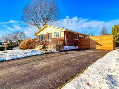 Detached in Niagara Falls