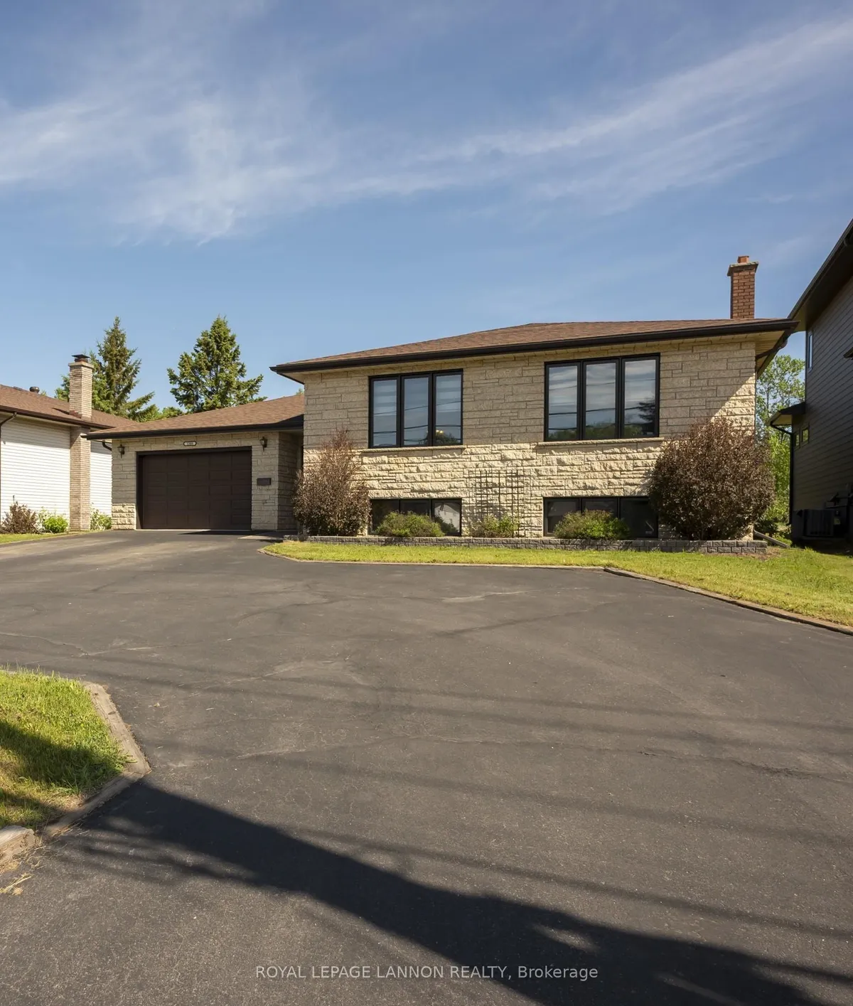 Detached in Thunder Bay