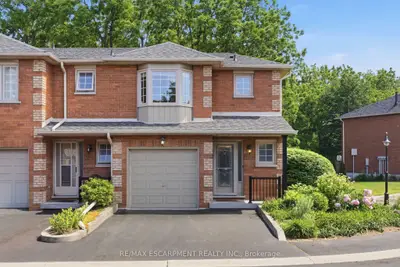 Condo Townhouse in Hamilton