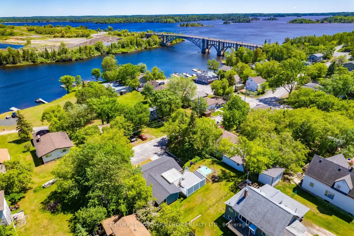 Detached in Kenora