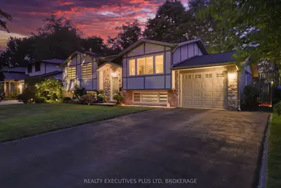 Detached in Niagara Falls