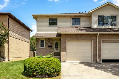 Condo Townhouse in Hamilton