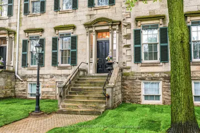 Condo Townhouse in Hamilton