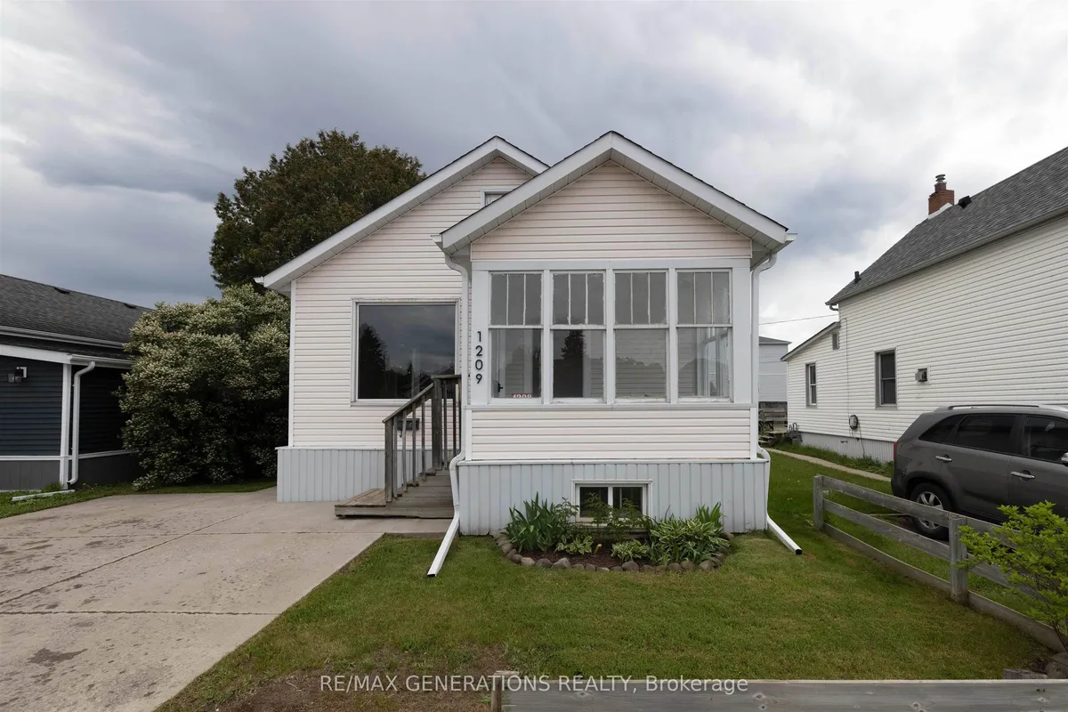 Detached in Thunder Bay