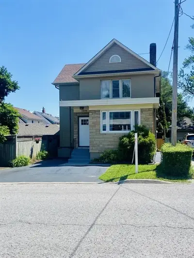 Detached in Niagara Falls