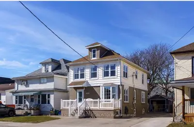 Detached in Niagara Falls