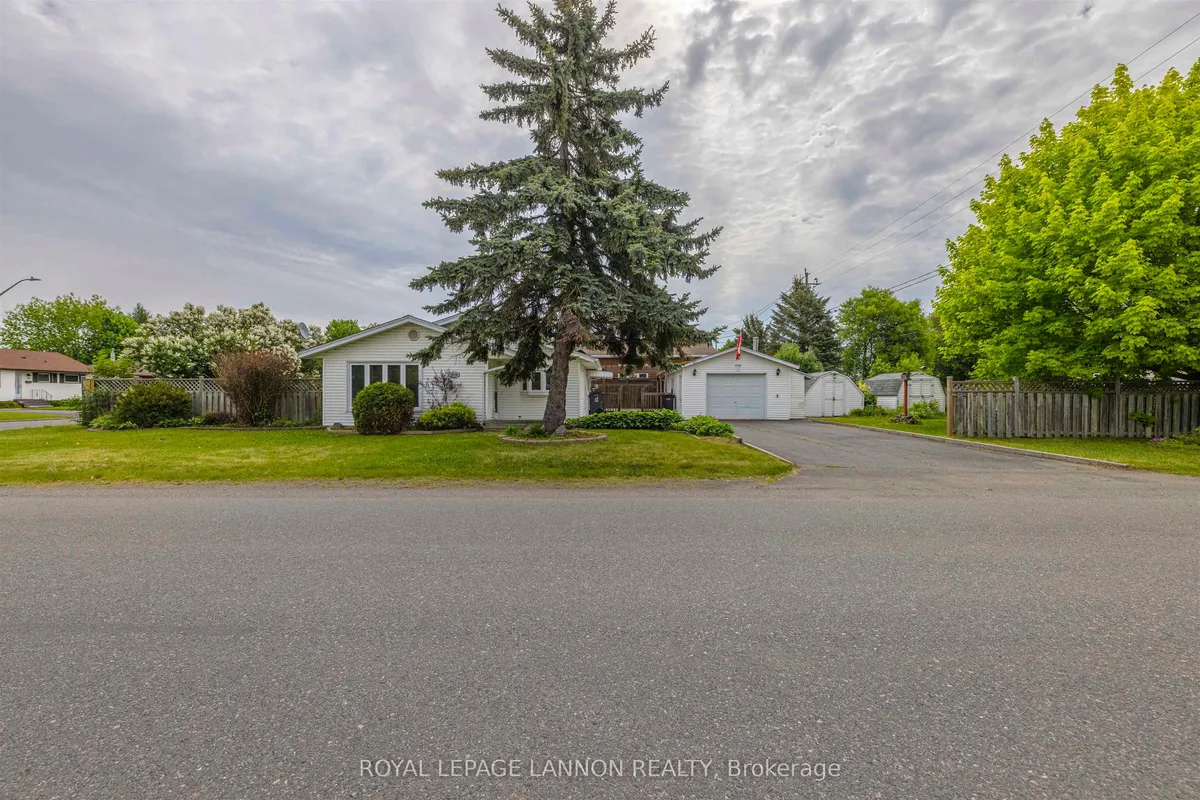 Detached in Thunder Bay