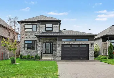 Detached in Russell