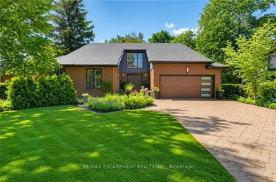 Detached in Niagara Falls