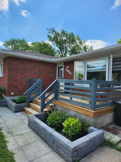Detached in Niagara Falls