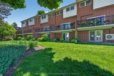 Condo Townhouse in Grimsby
