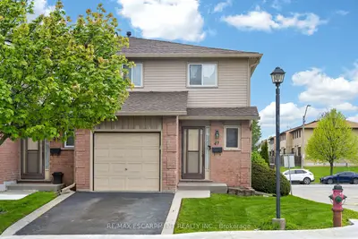 Condo Townhouse in Hamilton