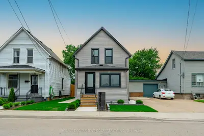 Detached in Niagara Falls
