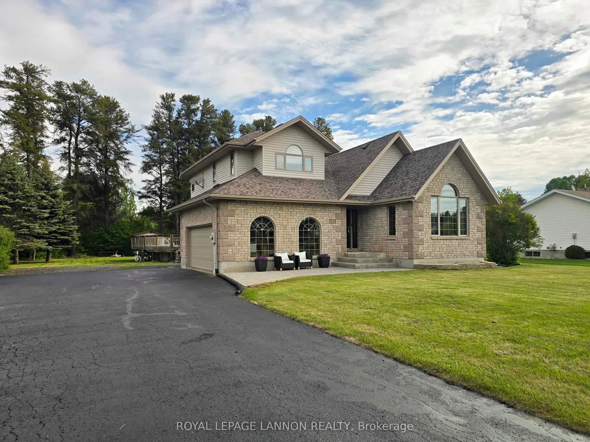 Detached in Thunder Bay