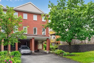 Att/Row/Townhouse in Manor Park - Cardinal Glen and Area
