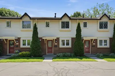Condo Townhouse in Hamilton