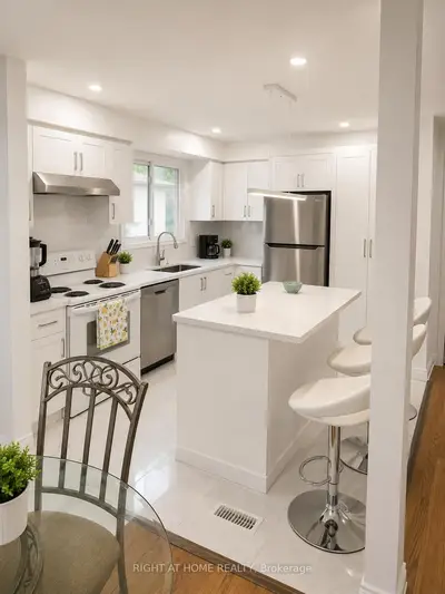 Detached in Niagara Falls