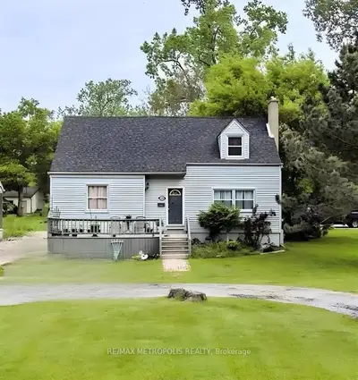 Detached in Sarnia