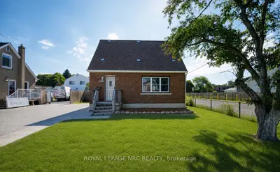 Detached in Niagara Falls