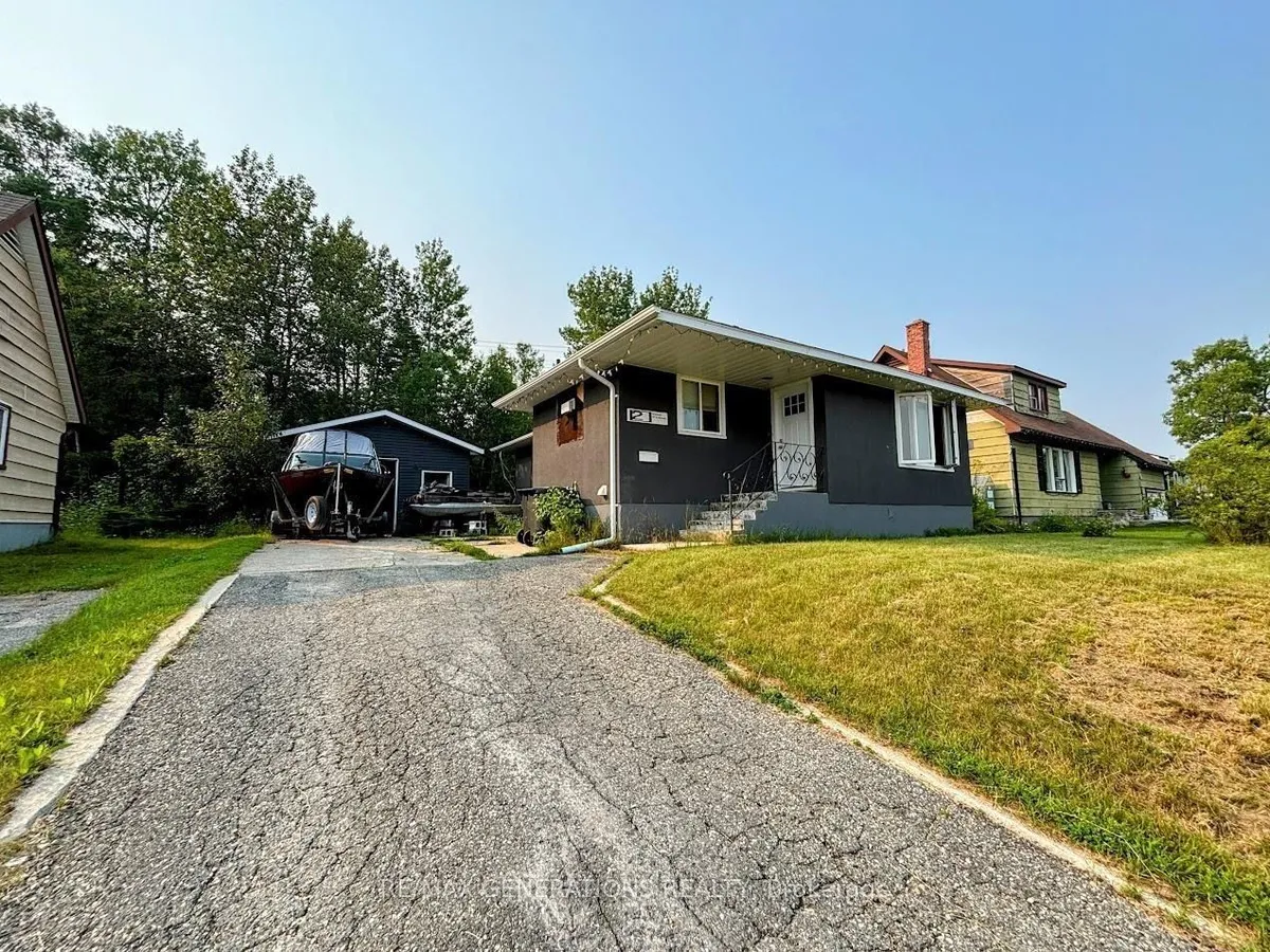 Detached in Manitouwadge