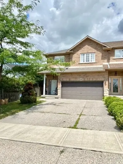 Att/Row/Townhouse in Hamilton