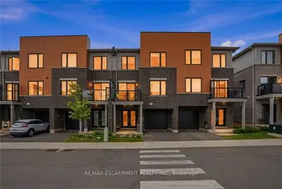 Condo Townhouse in Hamilton