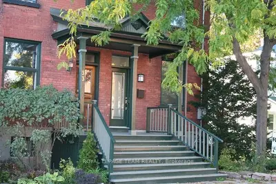 Att/Row/Townhouse in New Edinburgh - Lindenlea