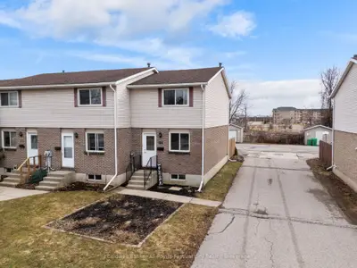 Att/Row/Townhouse in Goderich