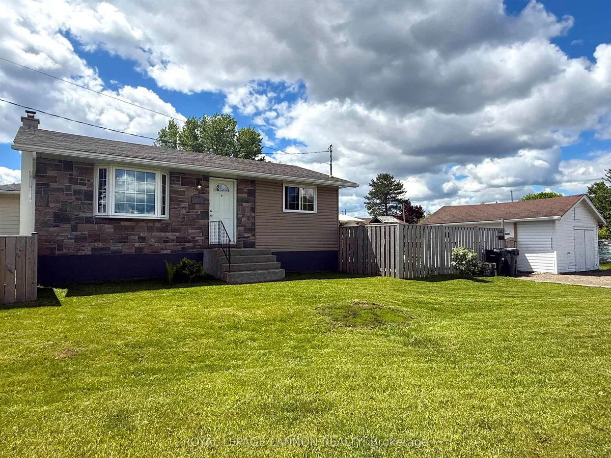 Detached in Thunder Bay