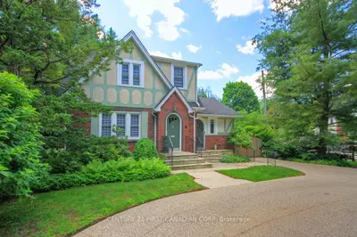 4 JERSEYVILLE Road E, Hamilton, ON L9G 1K1