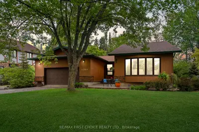 Detached in Thunder Bay