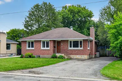 Detached in Beacon Hill North - South and Area
