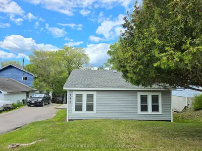 Detached in Kenora