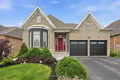 Detached Condo in Puslinch