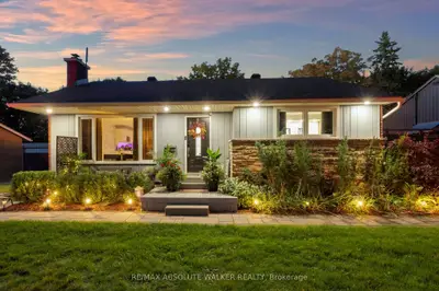 Detached in Parkway Park - Queensway Terrace S and Area