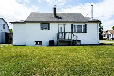 Detached in Thunder Bay