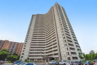 Condo Apartment in Woodroffe