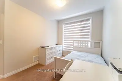 Att/Row/Townhouse in Woodstock