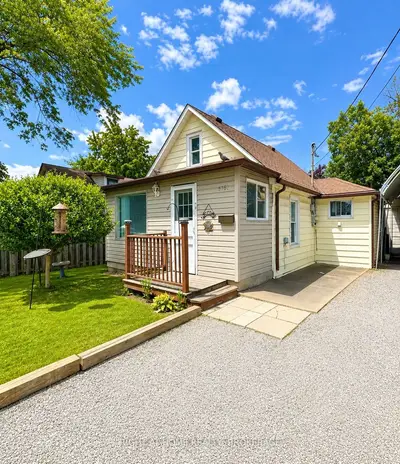 Detached in Niagara Falls
