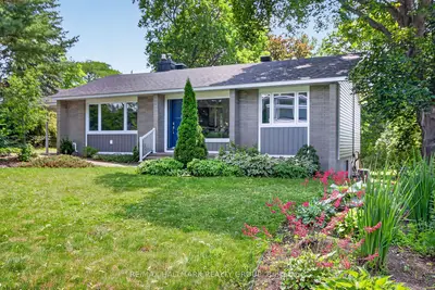 Detached in Manor Park - Cardinal Glen and Area