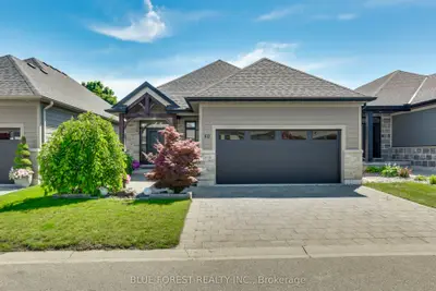 Detached Condo in Thames Centre