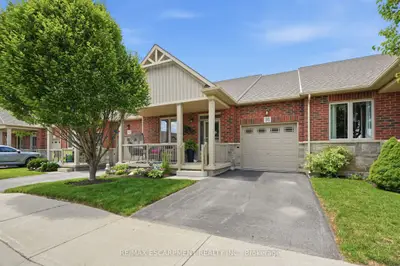 Condo Townhouse in Hamilton