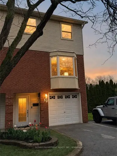 Condo Townhouse in Grimsby