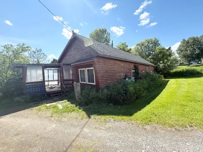 Detached in Parry Sound Remote Area