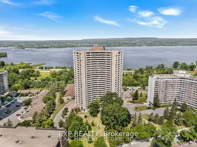 Condo Apartment in Woodroffe