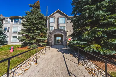 Condo Apartment in Hamilton