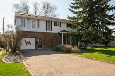 Detached in Thunder Bay