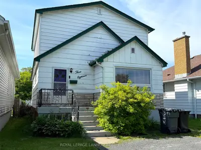 Detached in Thunder Bay