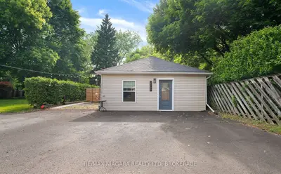 Detached in Niagara Falls
