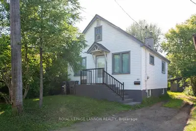 Detached in Thunder Bay